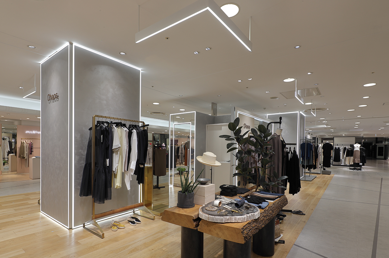 ジェイアール名古屋タカシマヤ　5F 婦人服（施主：株式会社 ジェイアール東海髙島屋、撮影：スタジオマップ　前田誠士）