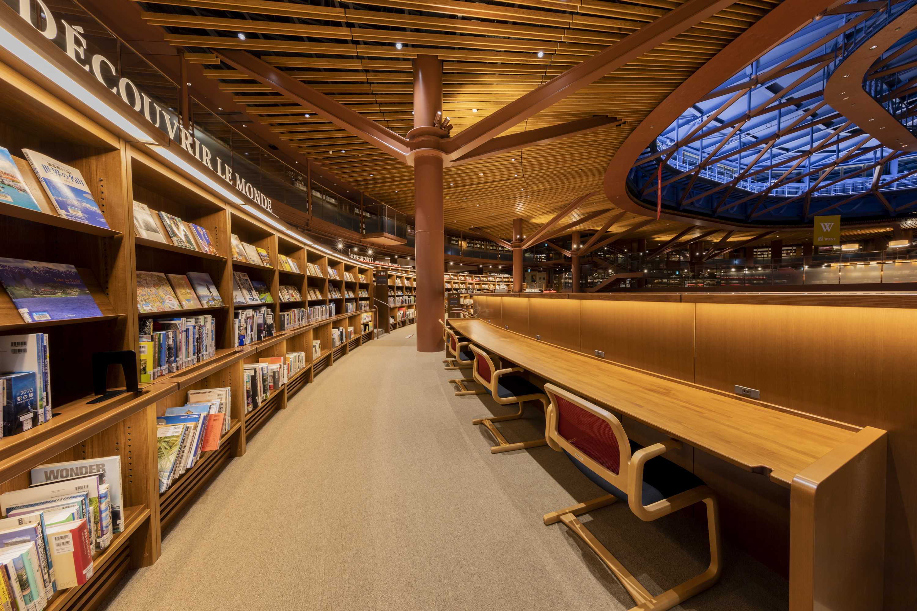石川県立図書館（撮影：株式会社 ライティング プランナーズ アソシエーツ）
