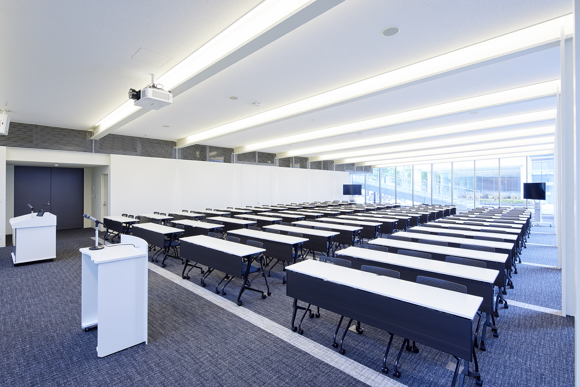 大阪電気通信大学 寝屋川キャンパス OECUイノベーションスクエア（撮影：大阪電気通信大学（コンベンションホール）