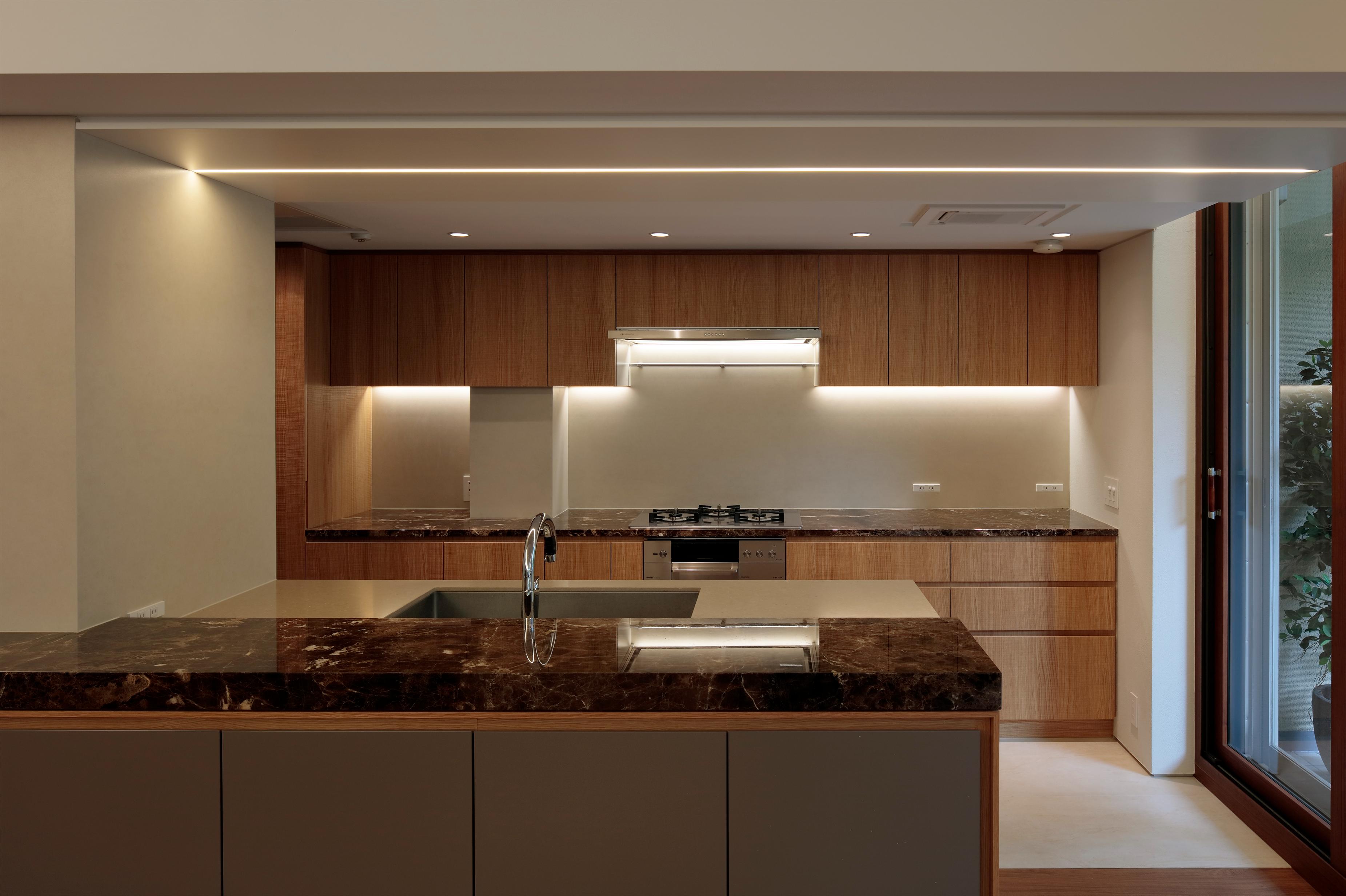 作業性とおしゃれを両立｜キッチン吊戸棚下照明の基本ポイント：POPO house（撮影：株式会社　鳥村鋼一写真事務所）