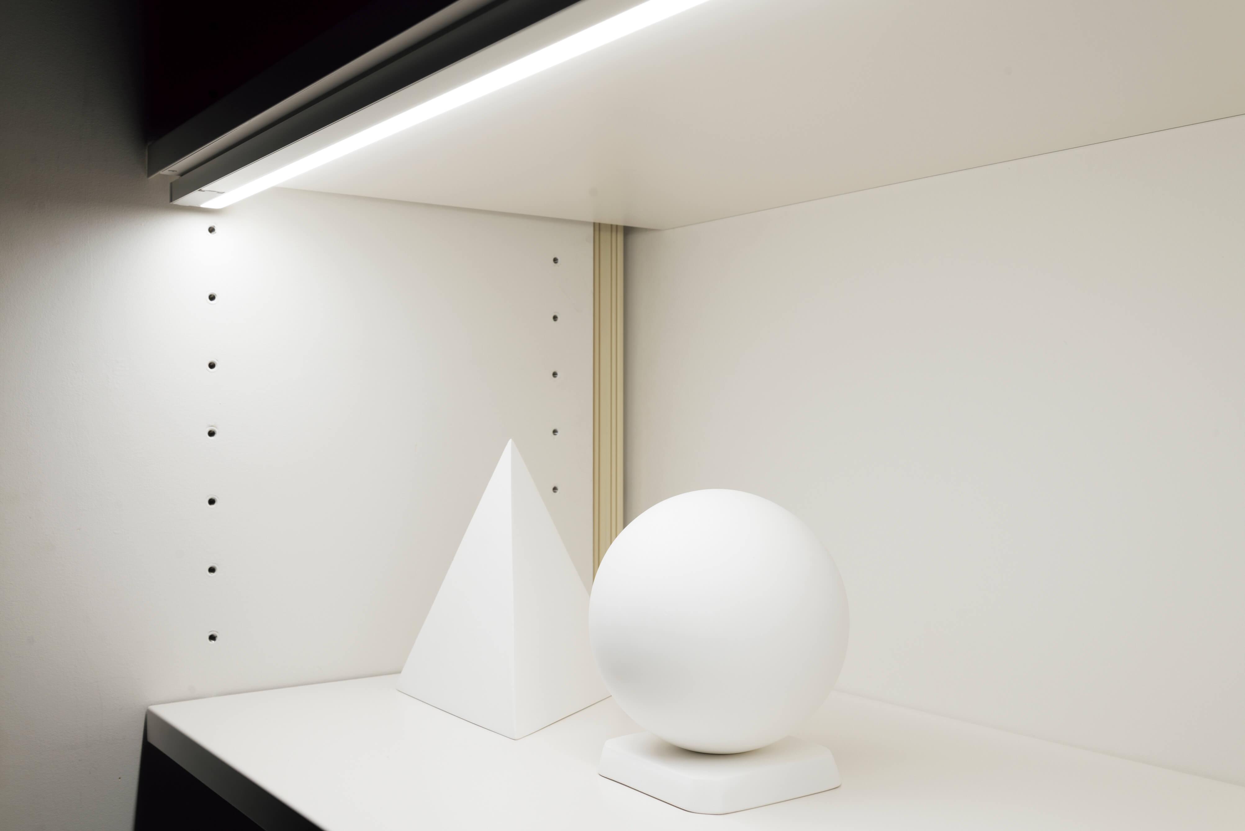 電源内蔵型を活かした直付け設計：TA-LED