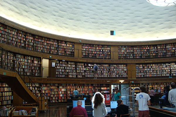 ストックホルム市立図書館：吹き抜けの円形ホール