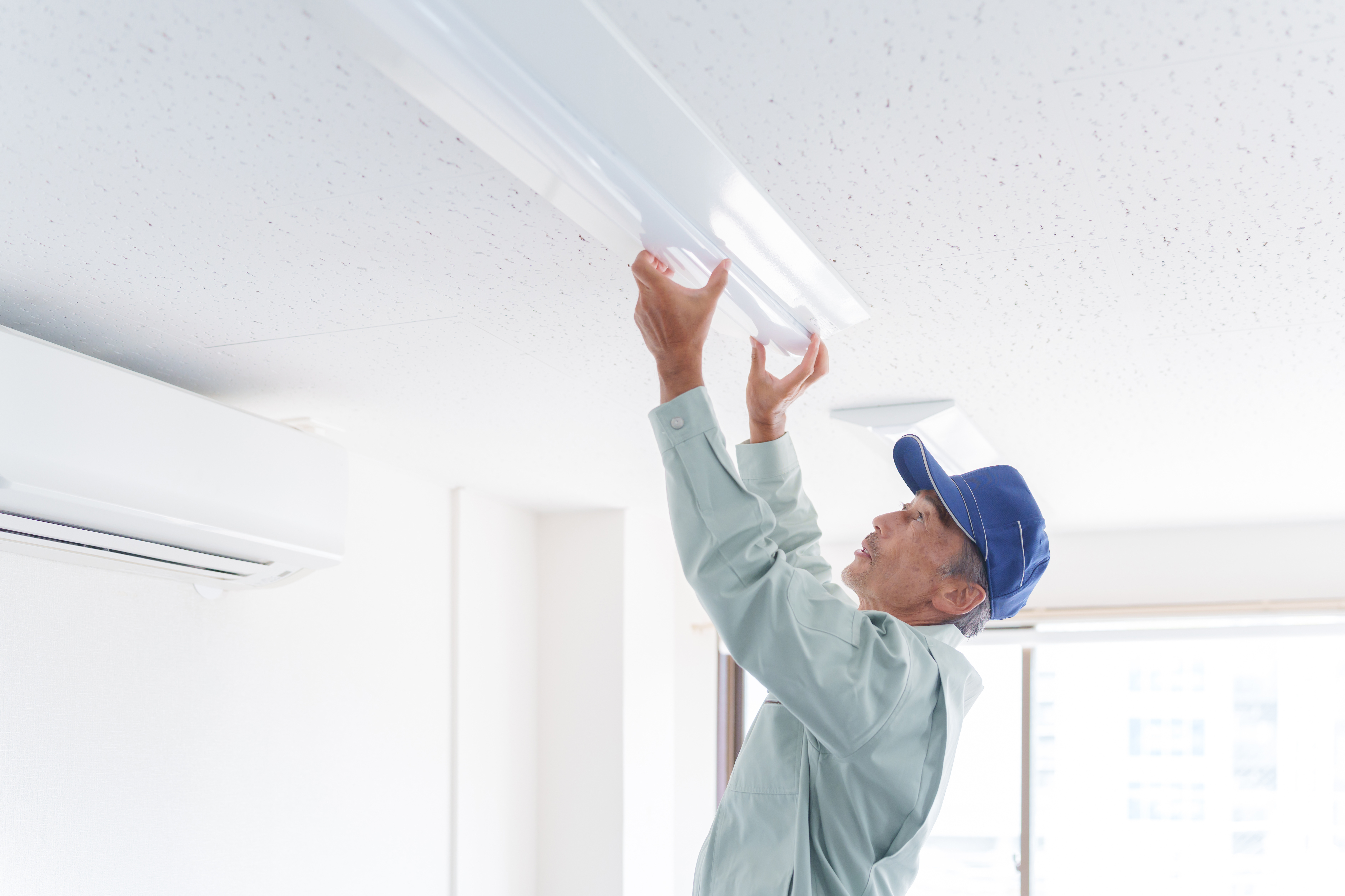 LEDに交換する工事の費用相場や安く抑える方法を解説